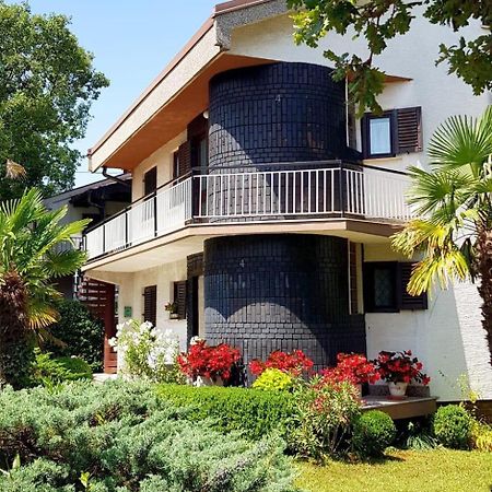 Apartments With A Parking Space Малинска Экстерьер фото